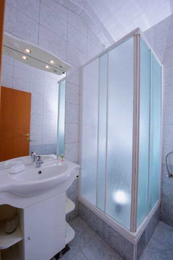 Pension Maric Rooms Brist Esterno foto